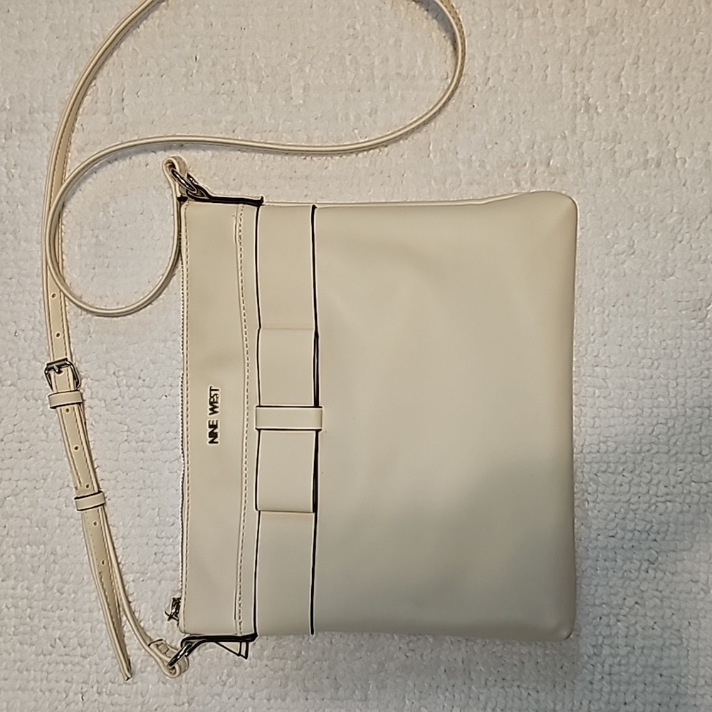 NWOT Nine West crossbody bag, not sure if it's authentic so price shows.
